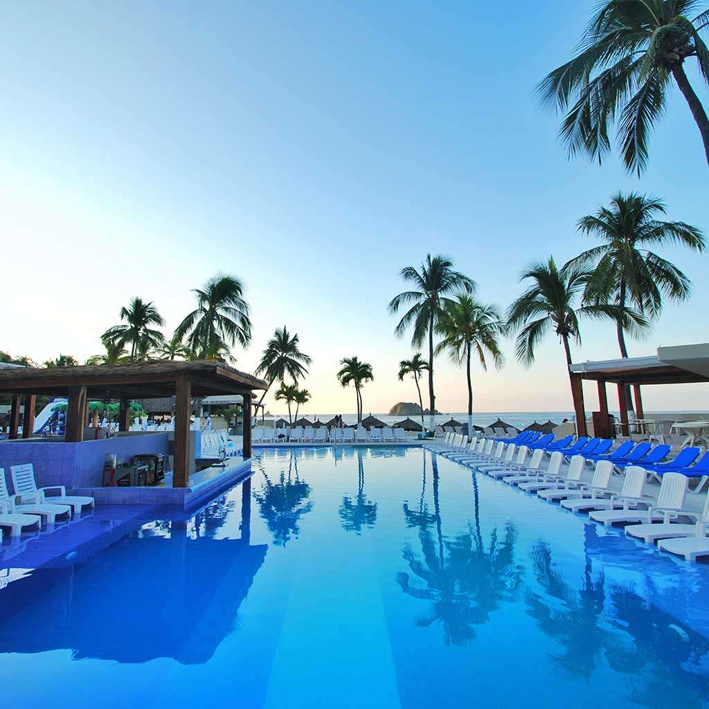 hotel-fontan-ixtapa-pool-bar-enero-2024 (1)