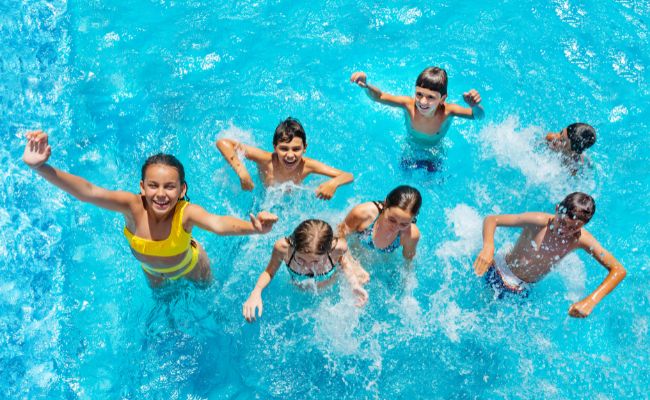 menores-piscina